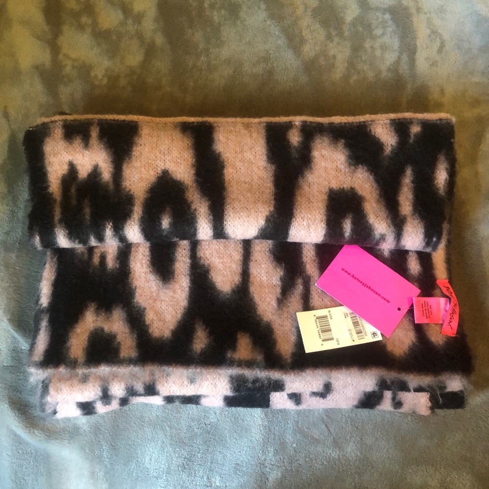 NWT Betsey Johnson Blanket Scarf